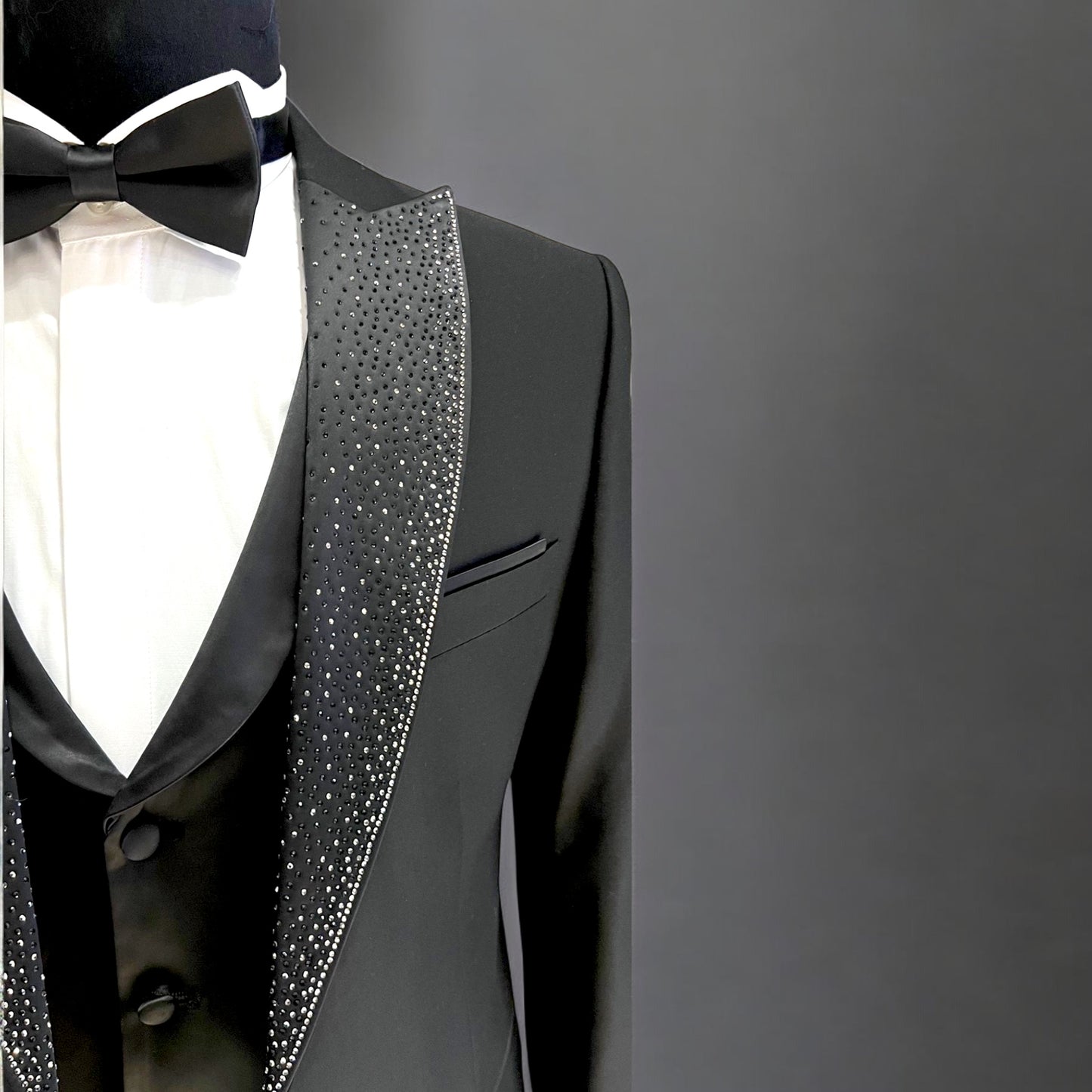 Black Elegant Slim Fit Tuxedo Suit -571- Raad 2025 Tuxedo- 4 Pieces Set Including-Suit, Pants, Vest, and Bowtie/Tie